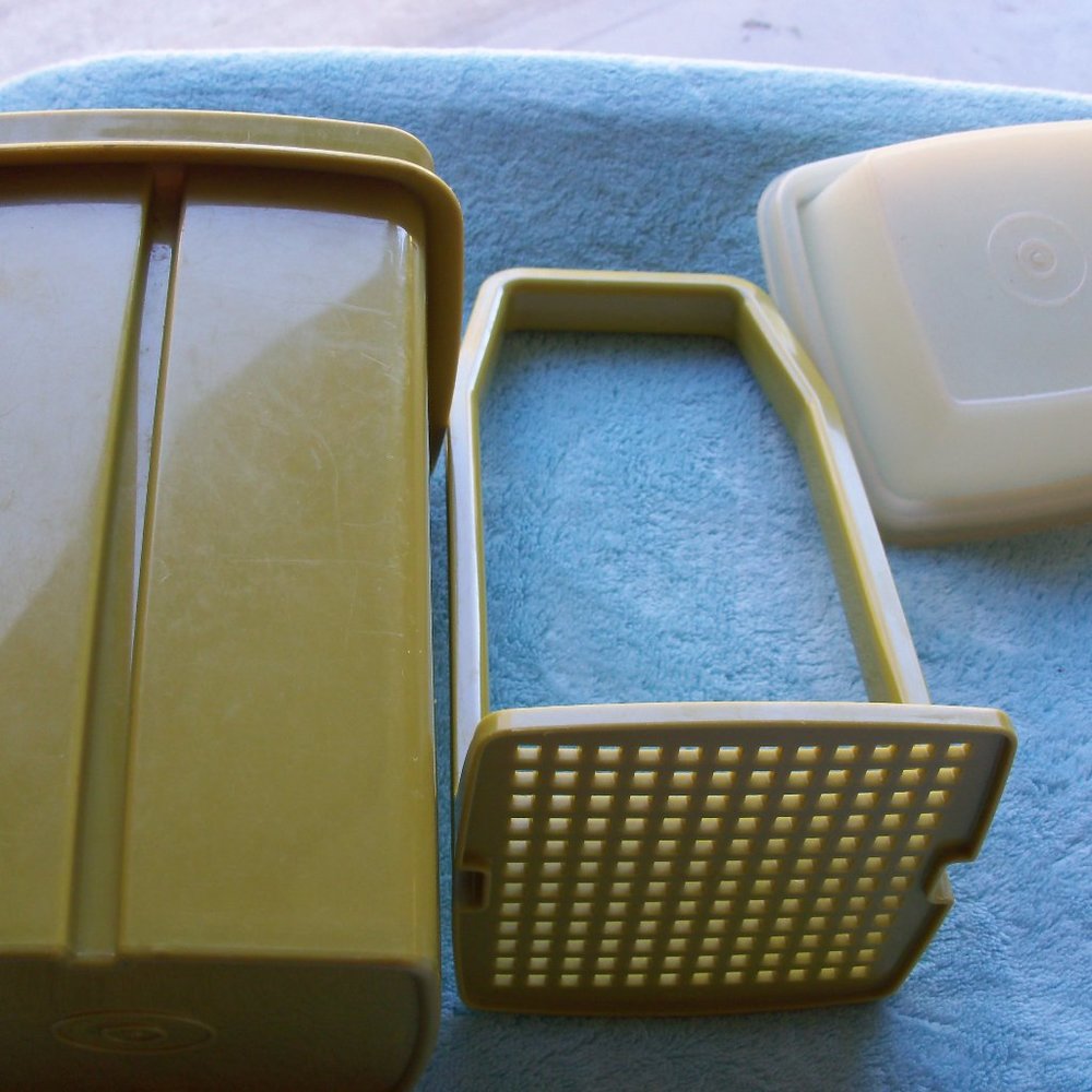 tupperware pickle container